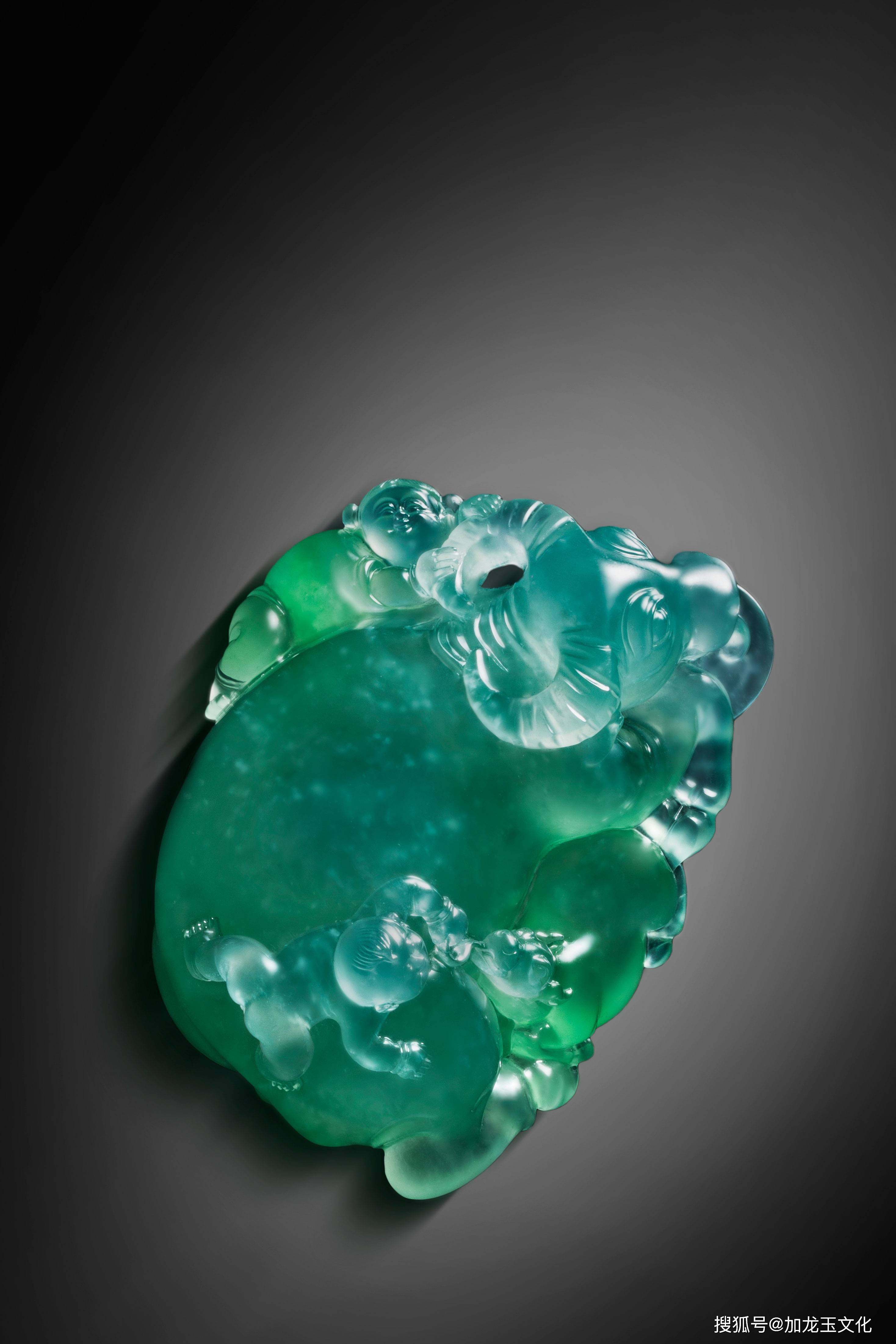 龙老师以晴绿翡翠为载体,以牛和孩童为题材,创作了"扭转乾坤"这件作品