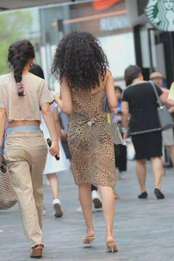 街拍:透明裙子成为路人焦点,真替美女担心,吊带结实吗?_手机搜狐网