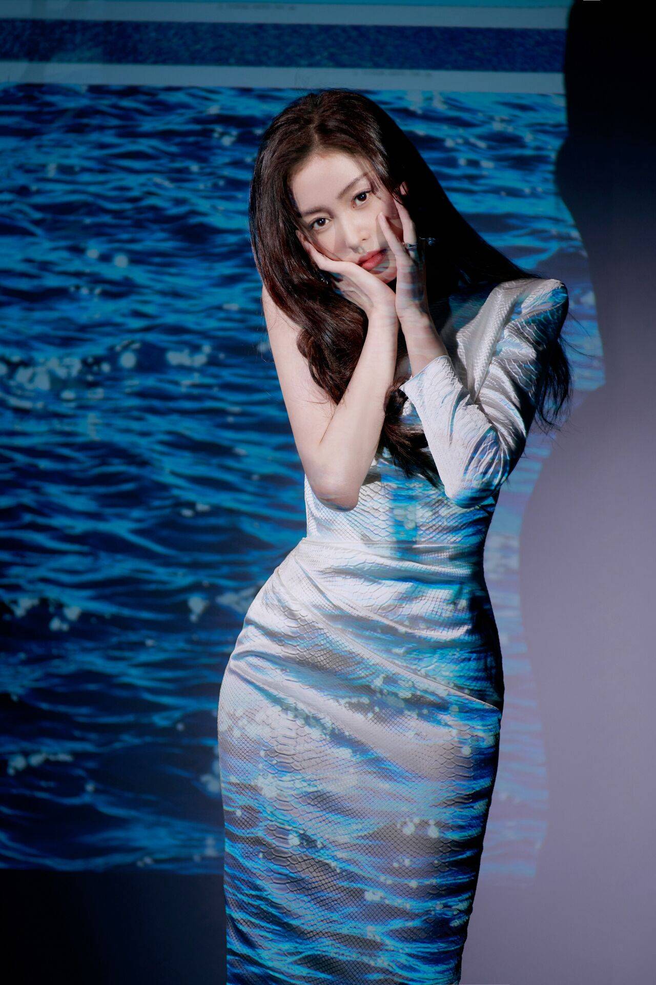 张天爱造型,纯白单袖设计修身礼裙上身,优雅灵动