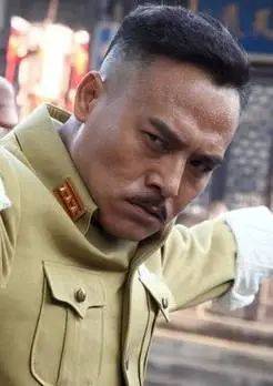 原创49岁"那图鲁"太接地气,回农村剥玉米有模有样,河南话张口就来