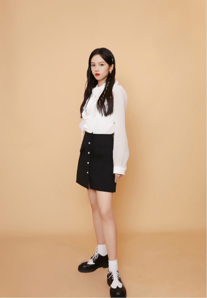 周也还真是"白月光"一样的存在,秋季穿彩色条纹针