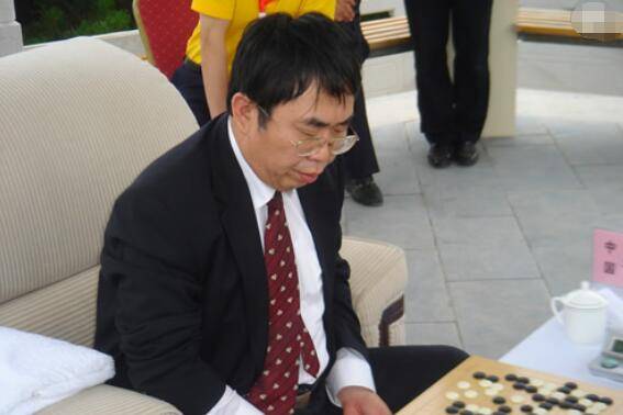 棋圣聂卫平现状,娇妻小自己23岁,为女儿戒掉白酒,近照很年轻_孔祥明
