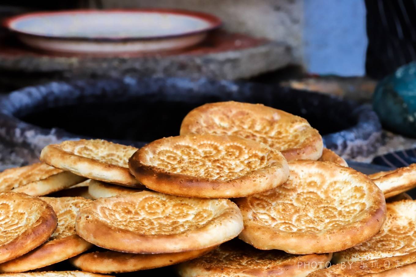 偶尔可以看到"打馕人"在用传统技艺生产的富有西域风情的美食.