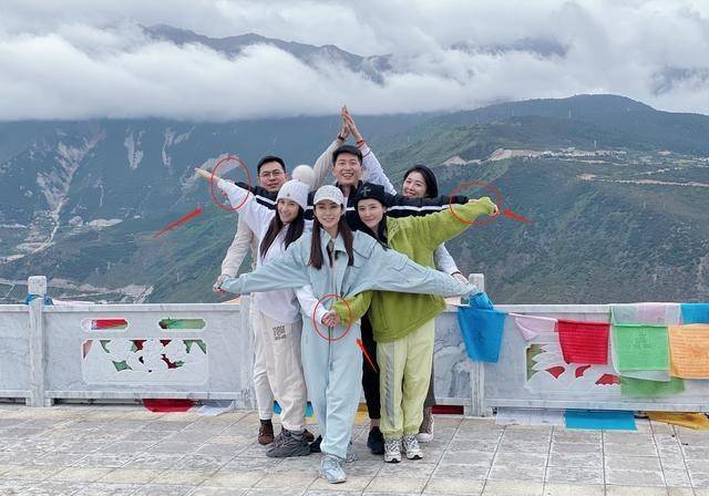 何超莲晒收假打卡照,窦骁稳居c位美女相伴,手的位置求生欲满满