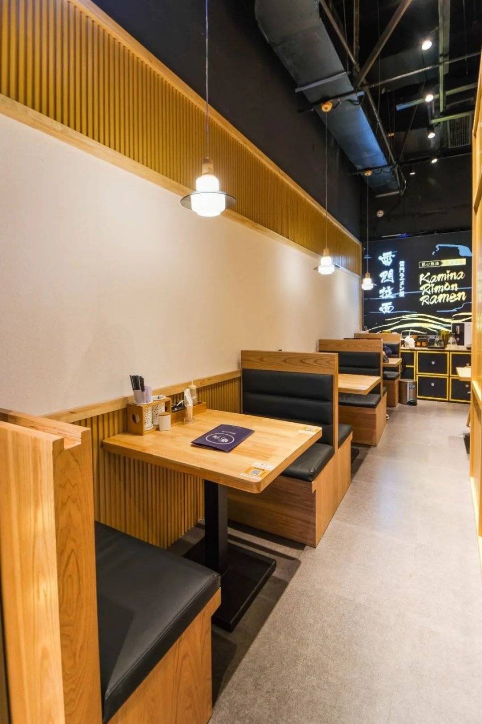 延续一贯的拉面屋风格,日式简洁装修,进门那声柔和而有力的"心を込め