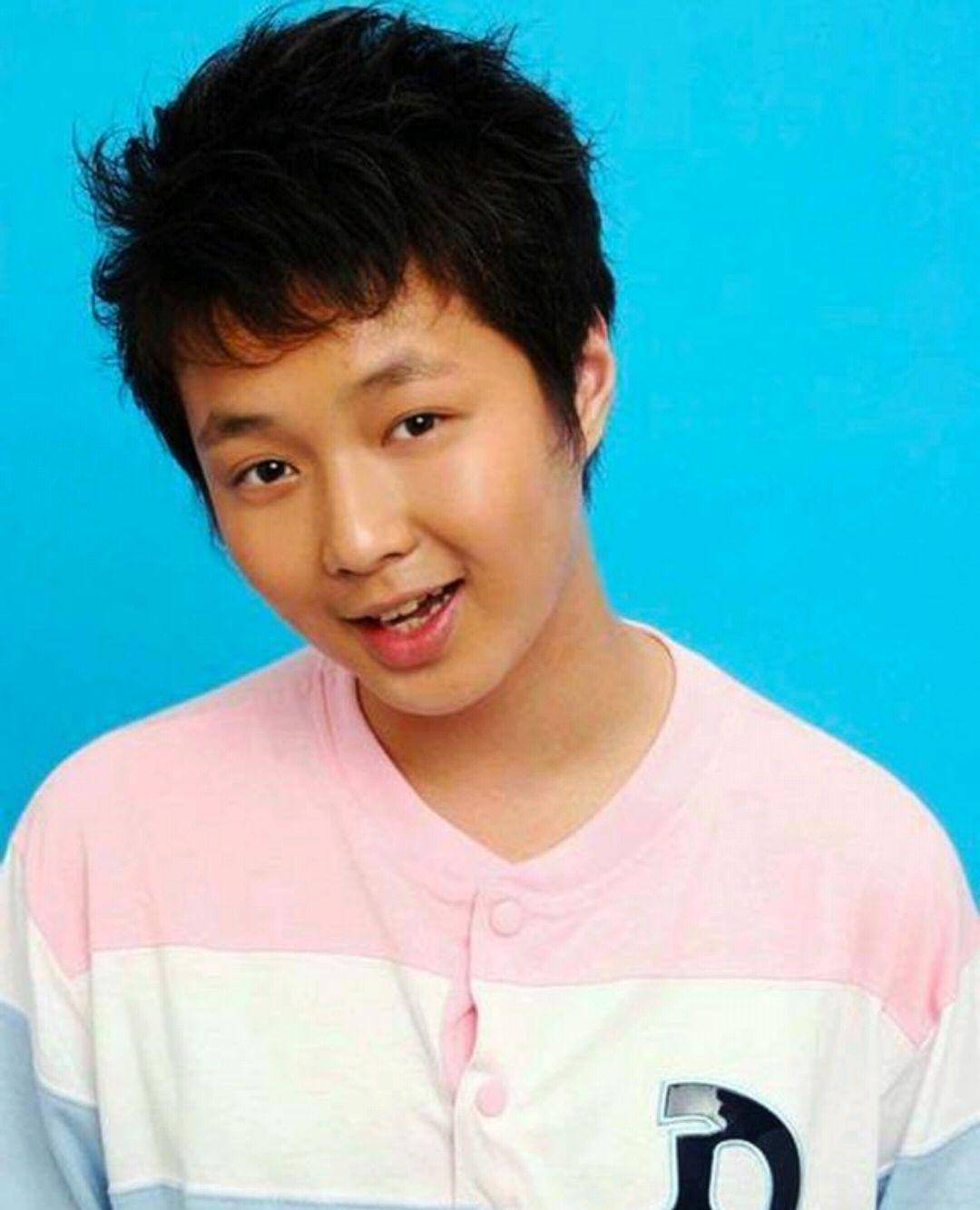 男星旧照片,邓伦跟现在判若两人,看到张艺兴振奋了_手机搜狐网