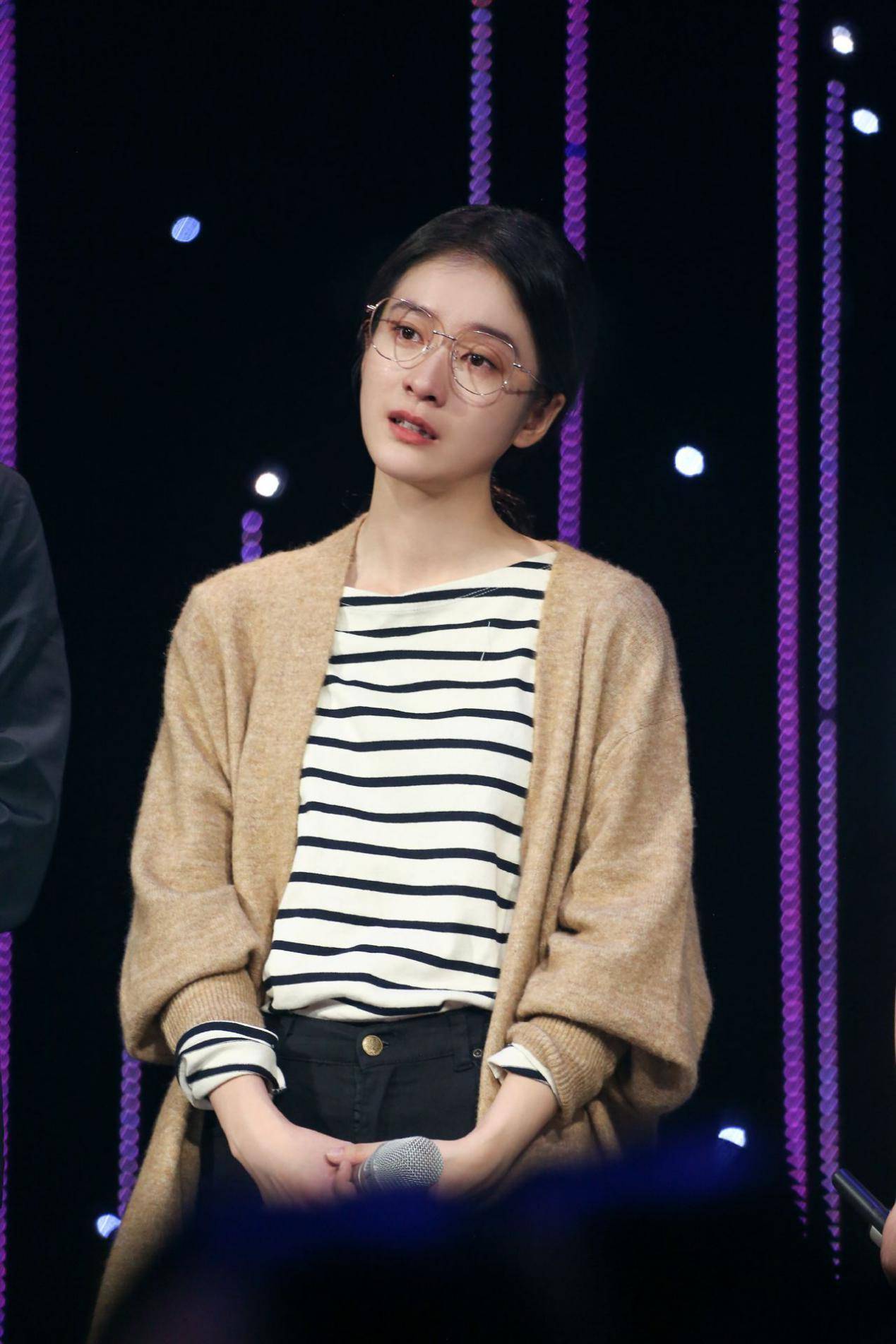 张雪迎国民度越来越高,短发搭配格子毛衫超好看,温柔风采惹人羡_手机