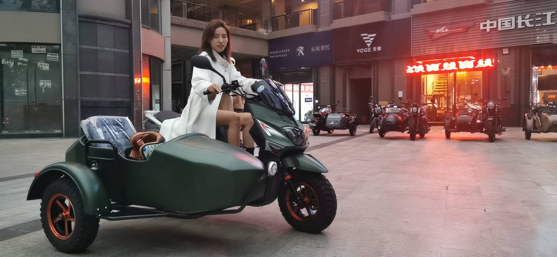 重庆美女的环爵踏板挎子邀您上车