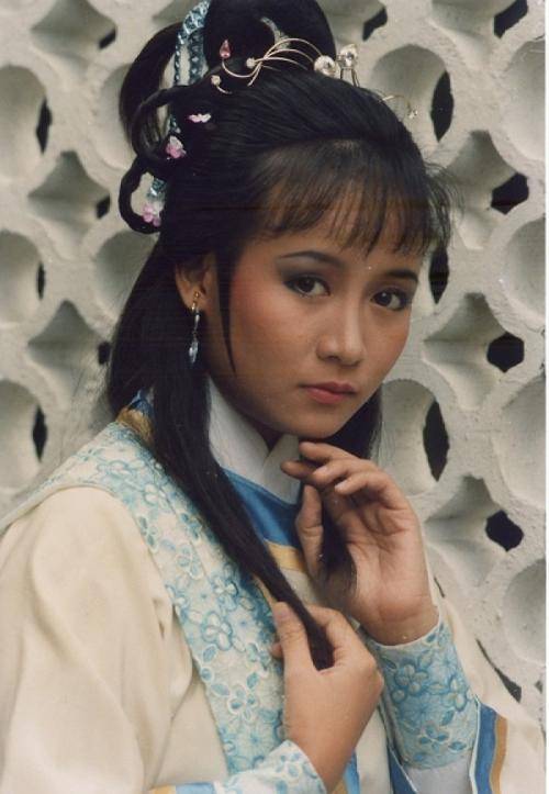 58岁商天娥与老公手牵手恩爱逛街,结婚10年,被宠成了"肥娥"