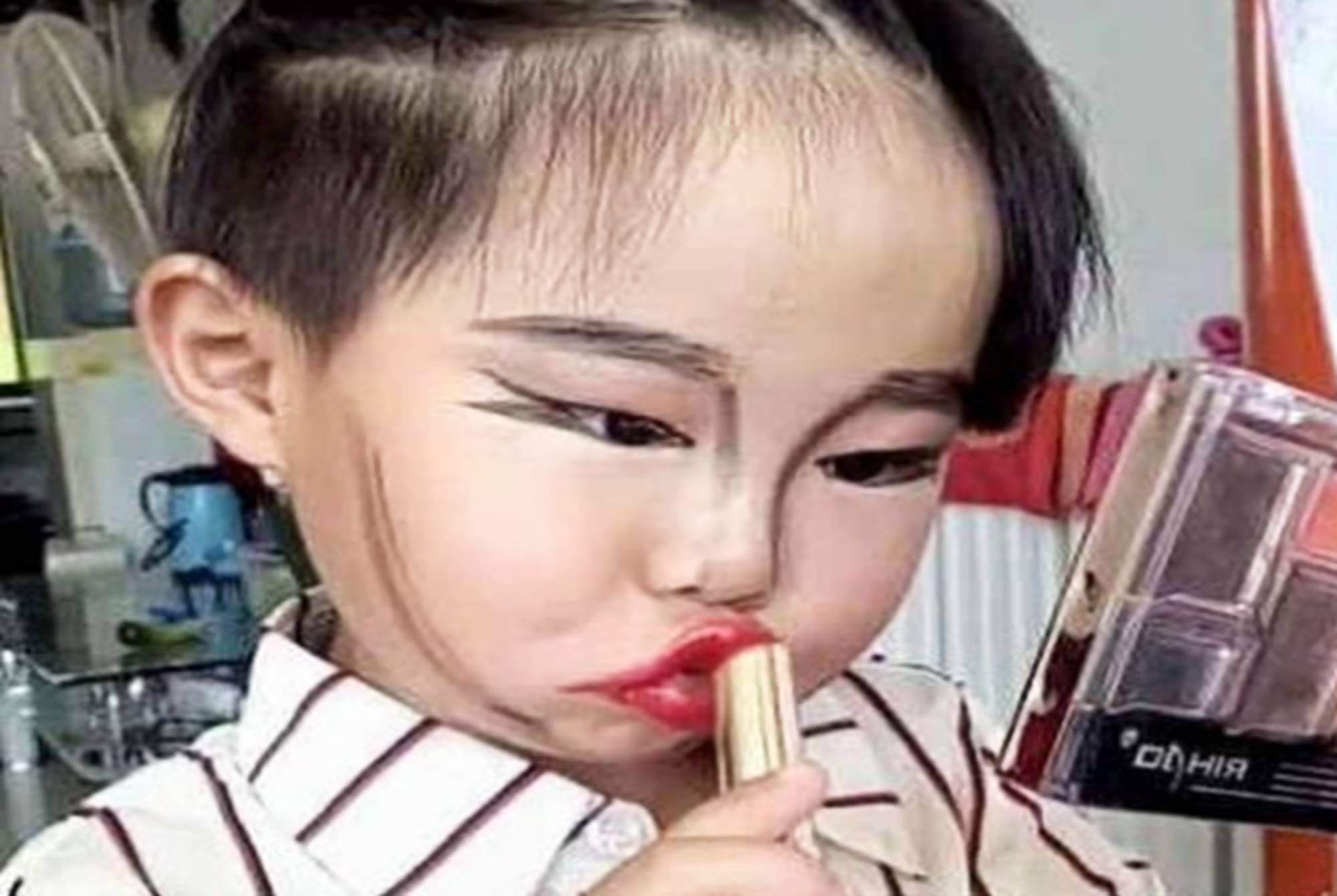 原创孩子回乡下看奶奶,宝妈看见婆婆朋友圈不淡定,捞鱼的是我儿子?