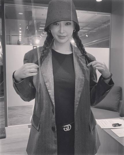 日前,韩国女星裴允静通过instagram分享了自己的近况,晒出的近照衣品