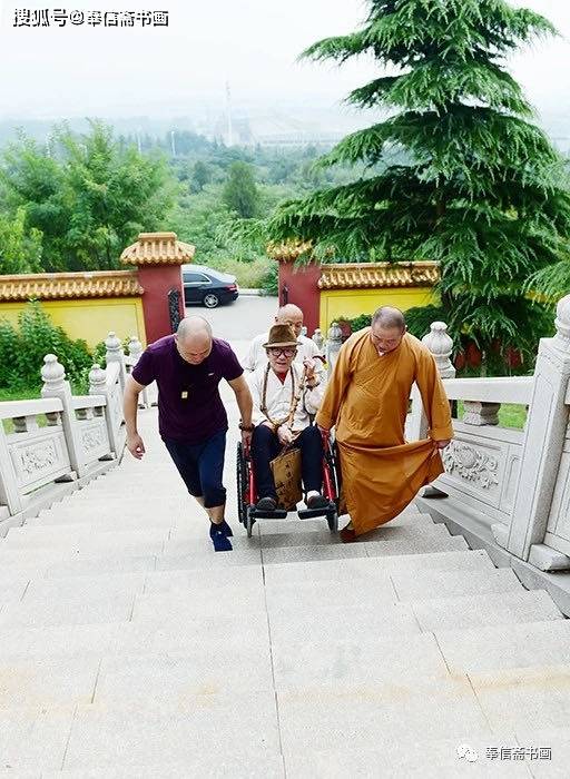 起驾觉耀大和尚给马老奉茶闲聊一会,我大爷又来了精神,令我们铺纸研墨