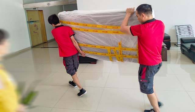 3,使用人力搬运家具若是实现以上方法有所阻碍,就只好采取人力搬运的