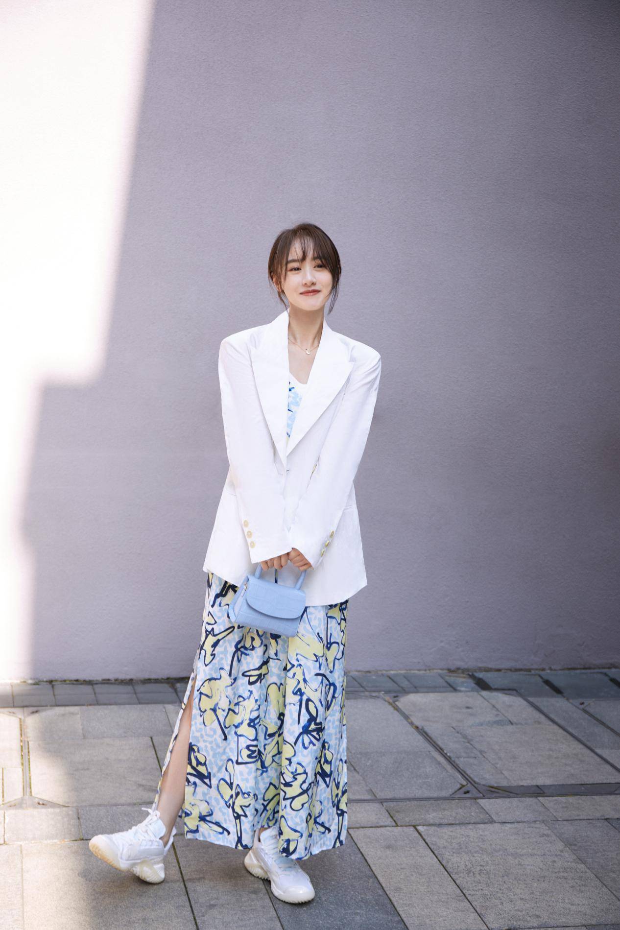 袁冰妍诠释新港风一袭简约黑裙优雅又大方微卷长发美翻全场