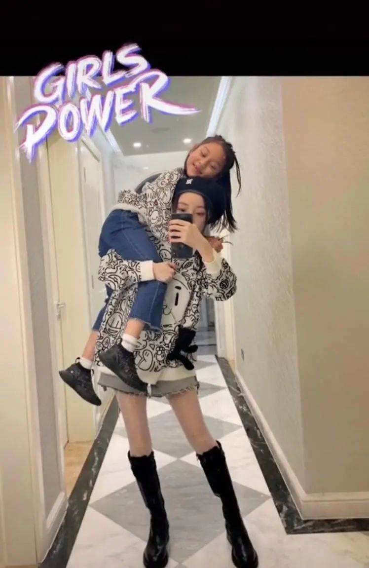 李小璐模仿男友力,单肩扛甜馨危险摇晃,小腿瘦如竹竿