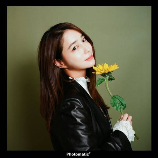 李秉宪妻子李珉廷晒照拿向日葵秀丽似少女