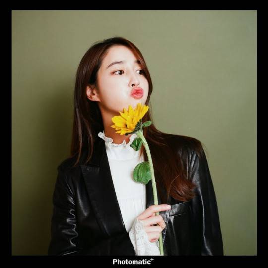 李秉宪妻子李珉廷晒照拿向日葵秀丽似少女