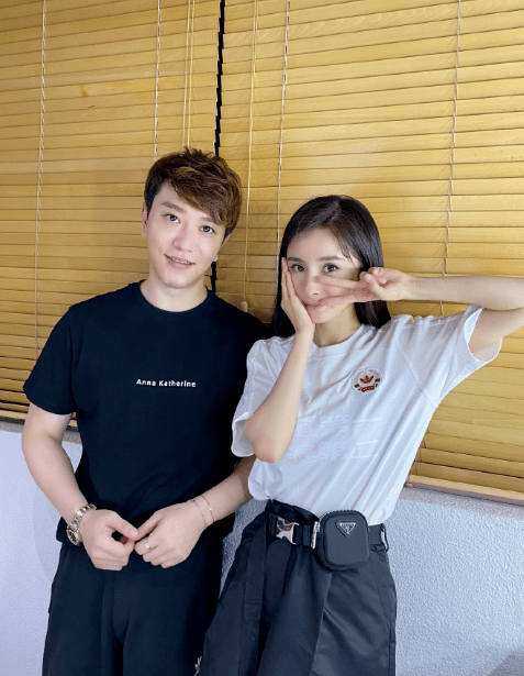 原创杨幂与异性好友贴身合照涂大红唇开心比剪刀手私服又美又自信