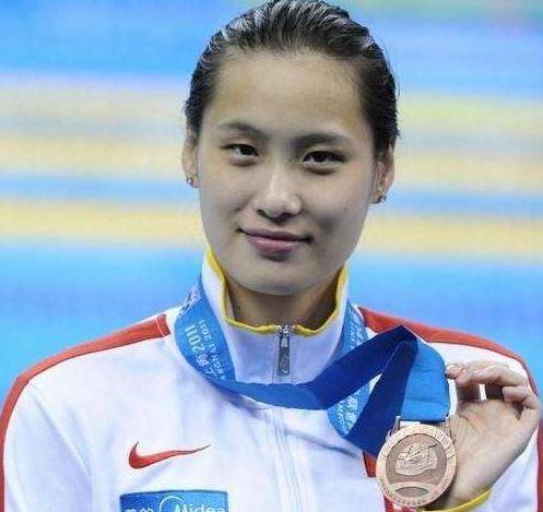 婚礼当天事业线抢镜_陆滢