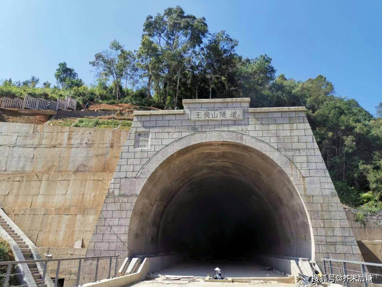 中老铁路建设再传捷报王岗山隧道进口端正洞贯通
