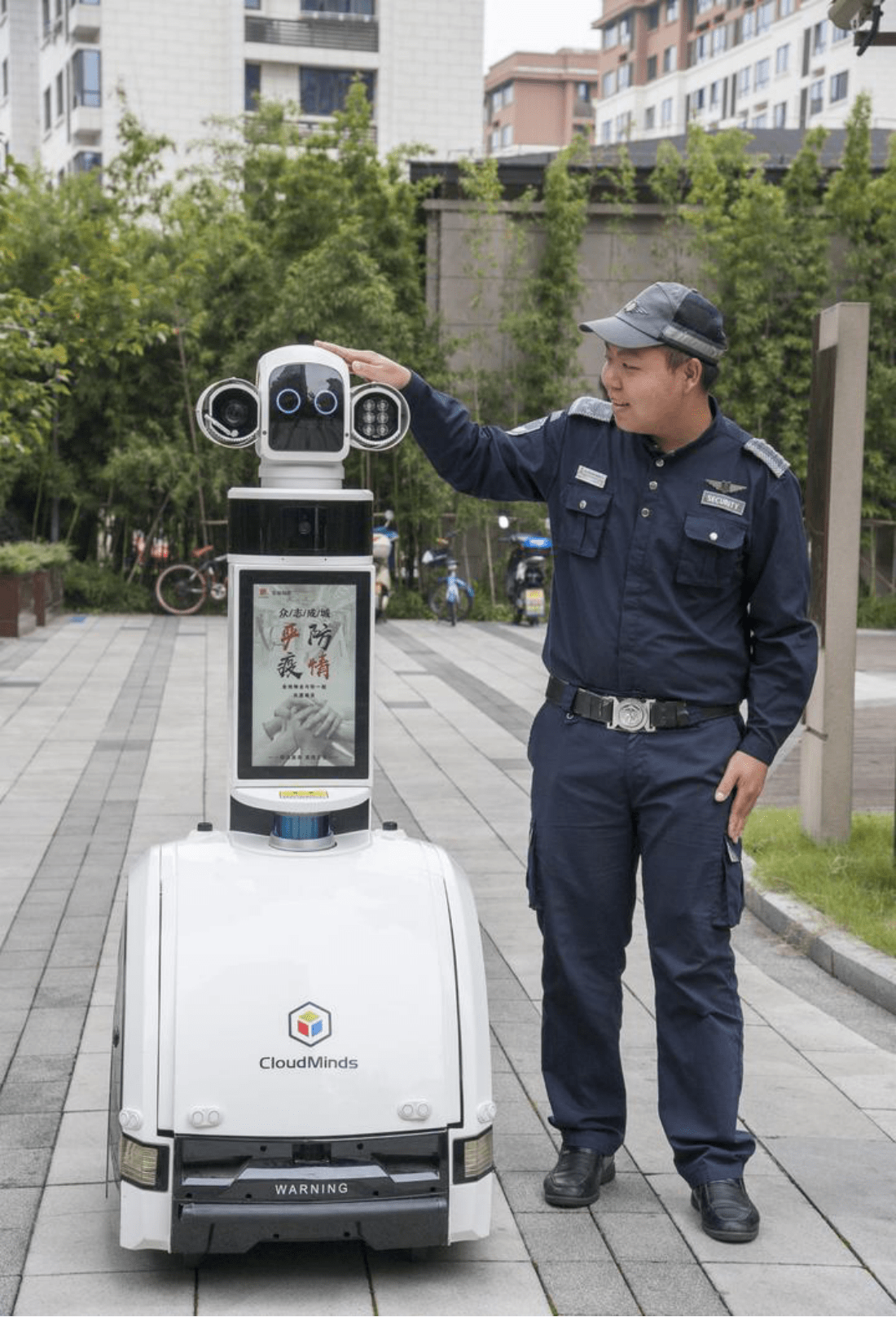 浙江一小区启用机器人保安功能太抢眼
