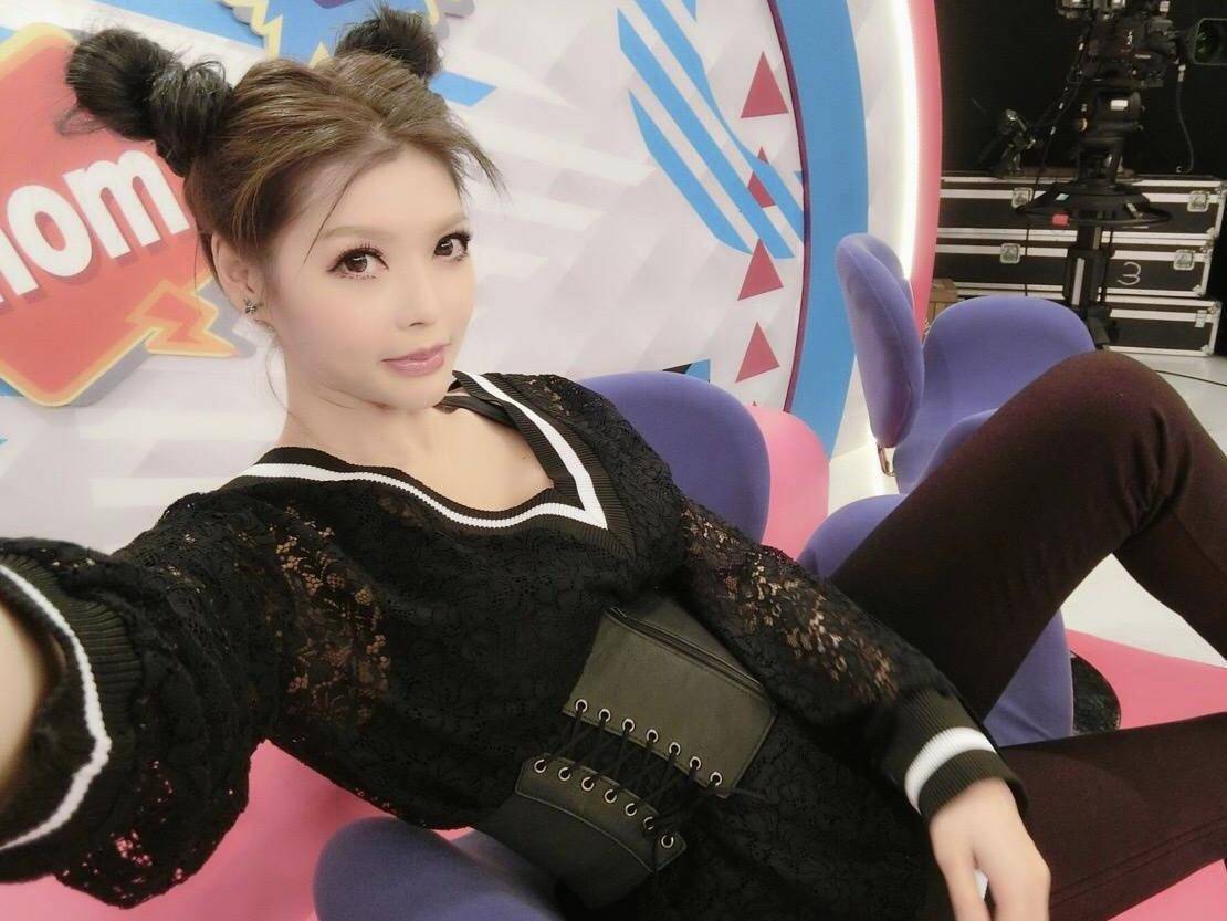 37岁台湾名模宣布怀孕,闪嫁10亿富豪甘愿当丈夫孩子后妈_手机搜狐网