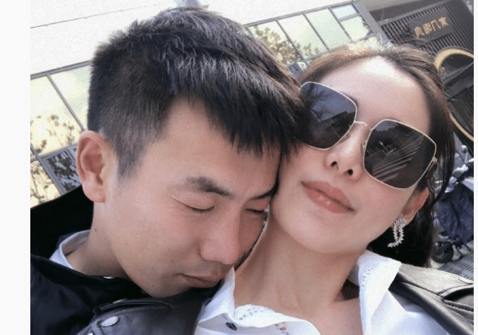 国足秦升的性感老婆,开着价值千万跑车,lv包包用来装狗!_王剑群