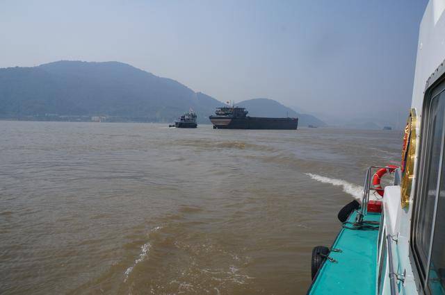 原创一艘散货船在长江中滚滚浓烟,长航公安武穴派出所民警及时扑救