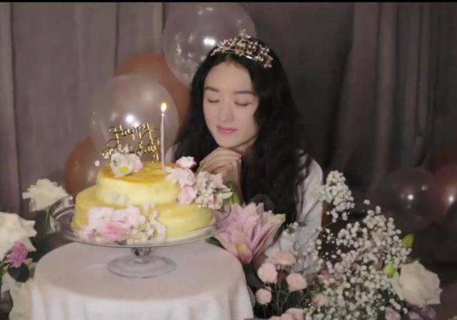 赵丽颖生日会现场自拍耍酷开心得像孩子跟老公暗戳戳撒糖甜炸
