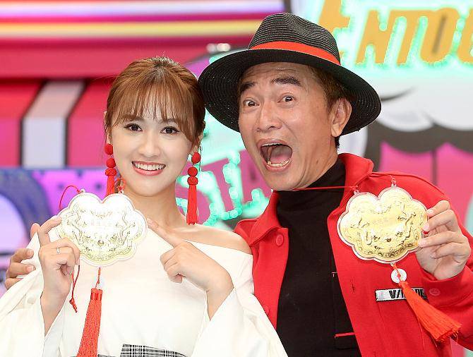 吴宗宪和女儿上节目相拥亲脸颊亲密合照放言女儿40岁才能嫁