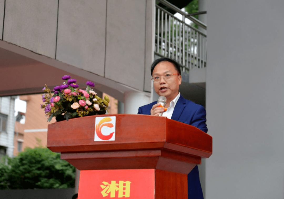 在全场欢快的气氛中,徐鑫成校长宣布凤凰中学迎校庆体育节