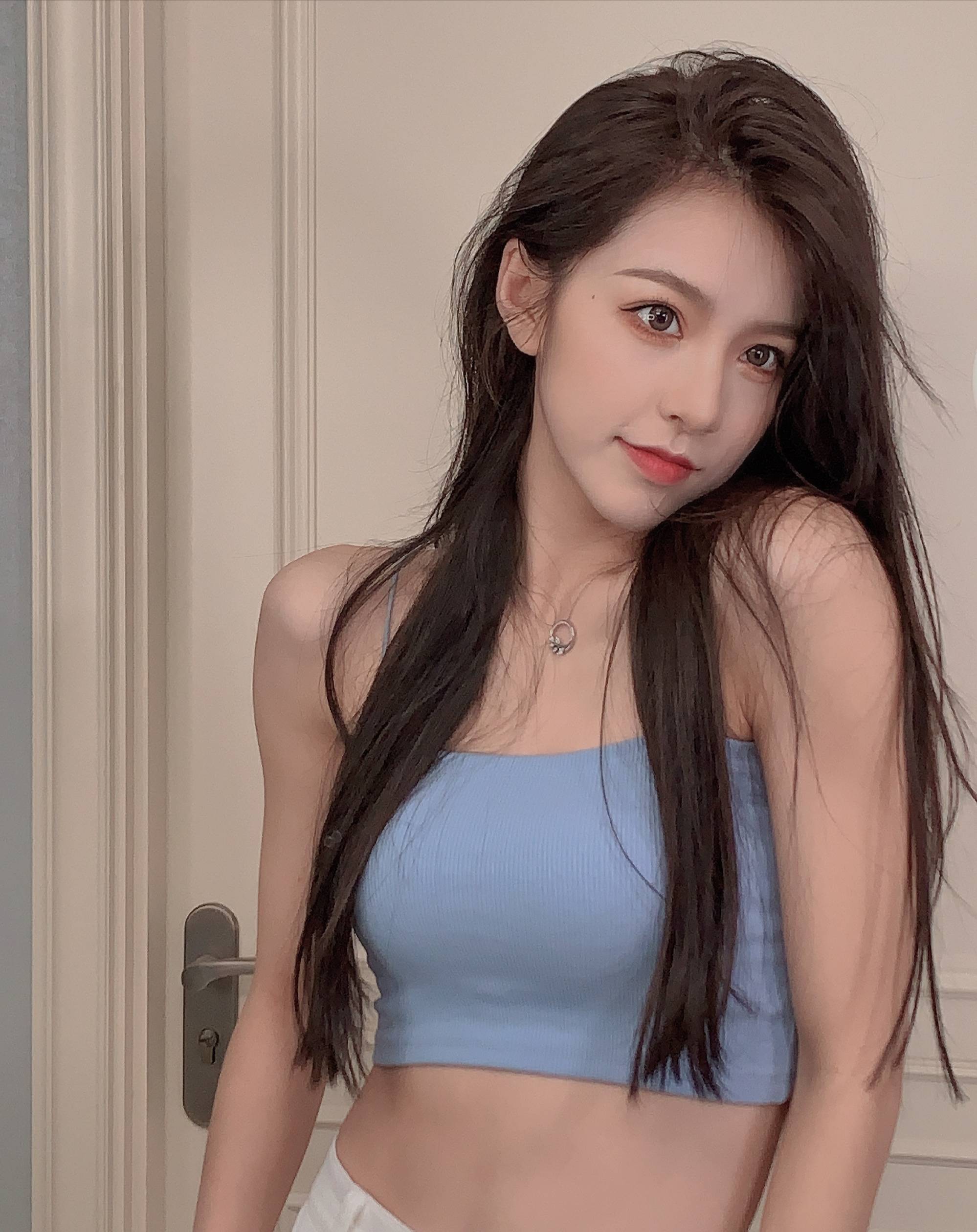 刘思瑶直播又翻车让观众干等15分钟因带牙套导致吐词不清