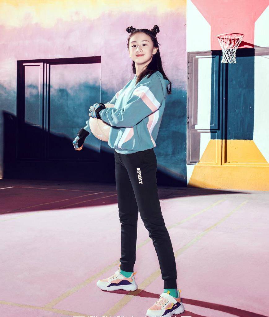 原创田亮太会养孩子了森碟代言运动品牌秀腿弟弟登台走秀颜值太高