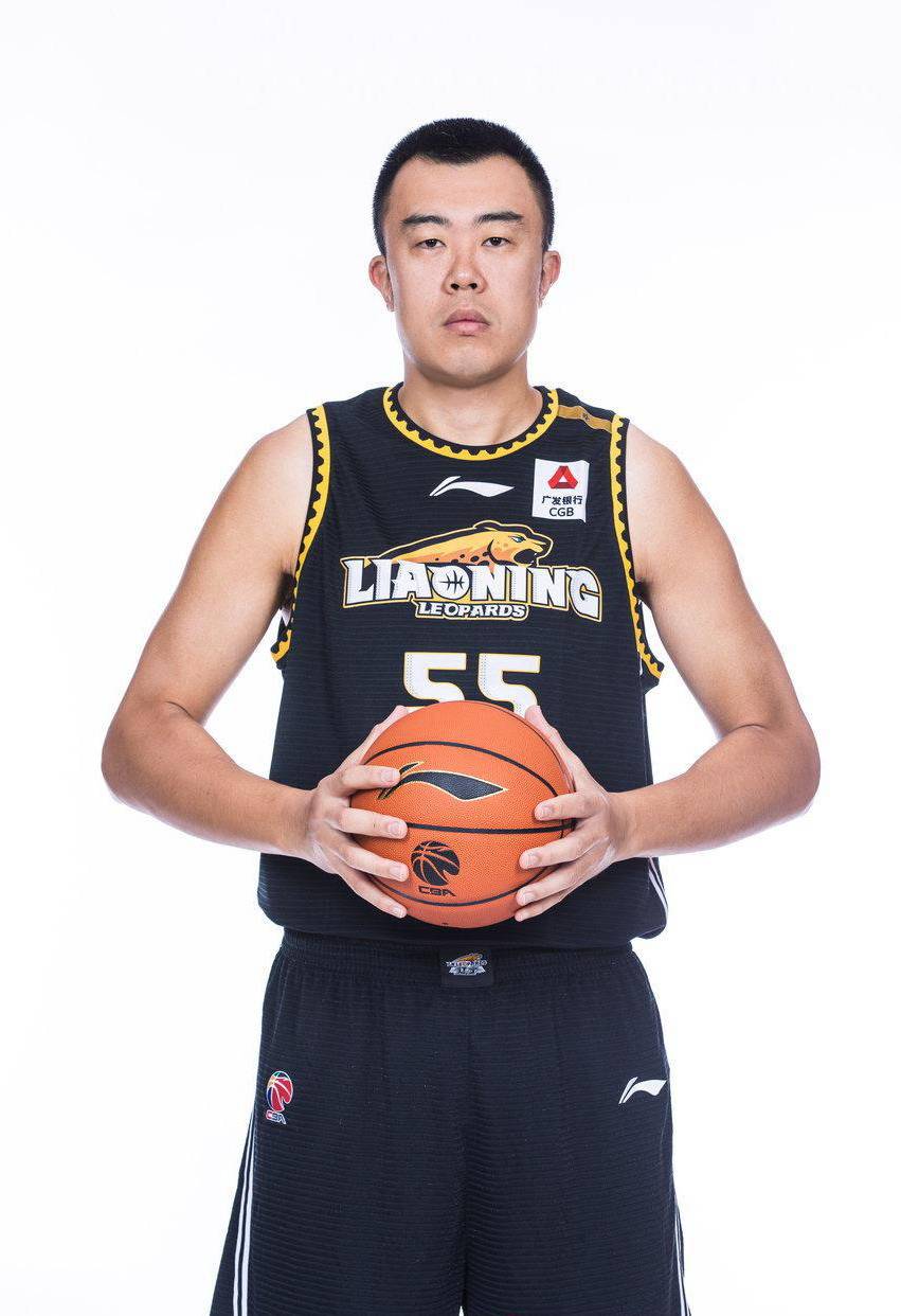 辽篮202021赛季cba写真出炉队长韩德君尽显霸气