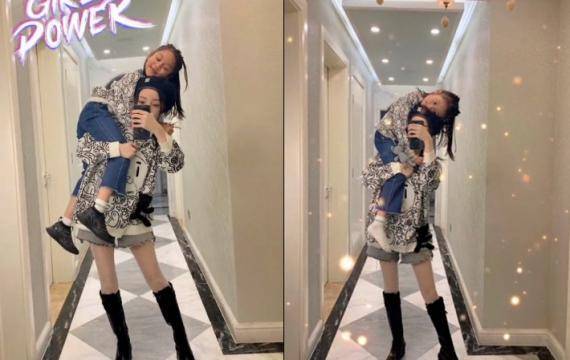 原创李小璐挑战妈妈力 单肩扛甜馨表情吃力双腿发抖