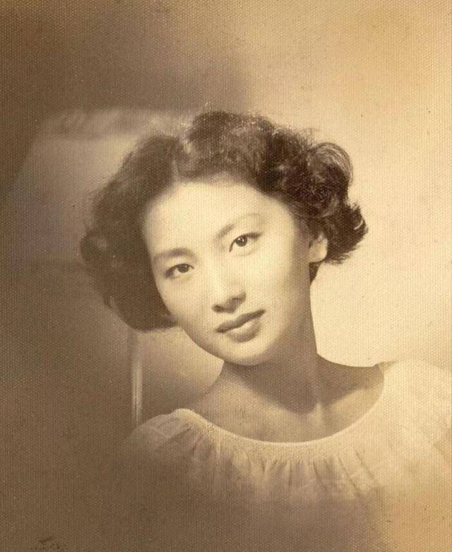 才子金庸和大导演岑范,一生对她求而不得_夏梦