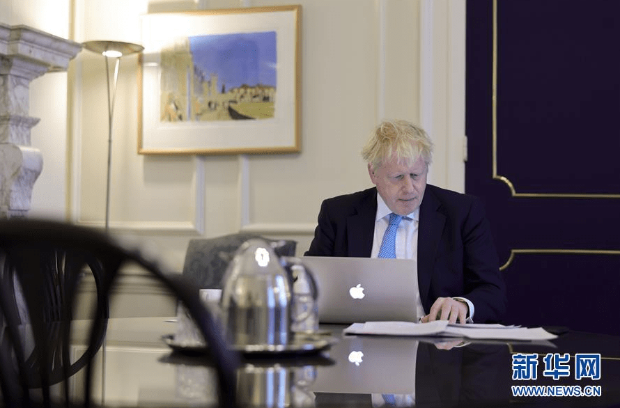 1/ 12  10月16日,英国首相约翰逊在伦敦唐宁街10号首相府的办公室工作