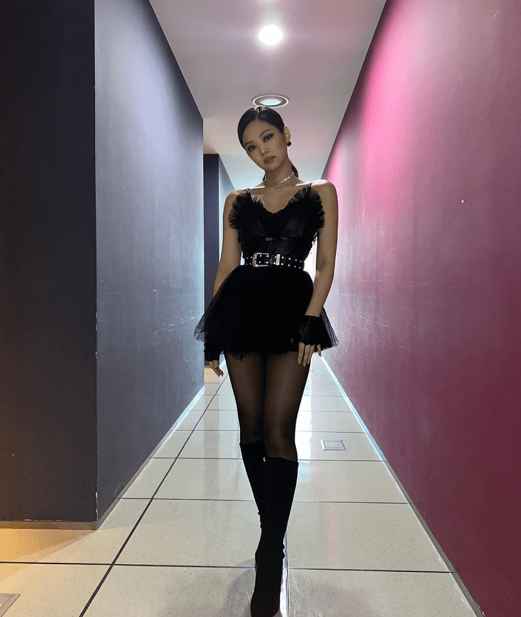 blackpink打歌舞台:jennie黑天鹅造型,只有朴彩英"躲"过丝袜