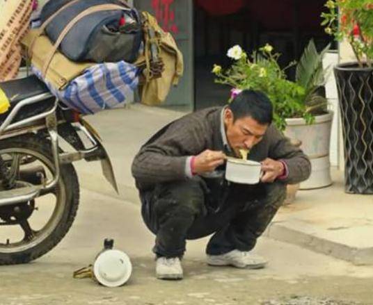 同样是吃泡面,成龙用铅笔,刘德华蹲在街上,而他直接用脚
