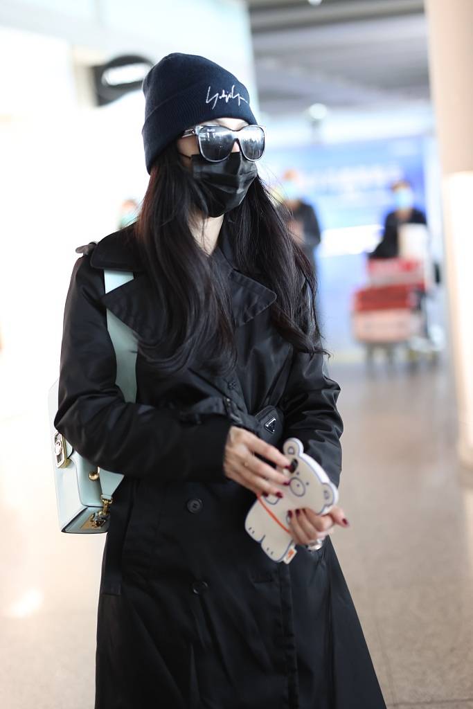 范冰冰全身黑酷美时髦 马丁靴搭配黄袜子俏皮可爱