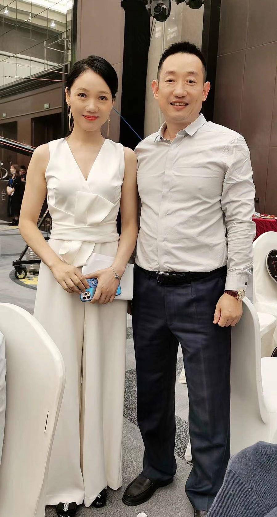 47岁"周群"真低调,穿绿色针织衫好温柔,素颜显老但皮肤挺嫩