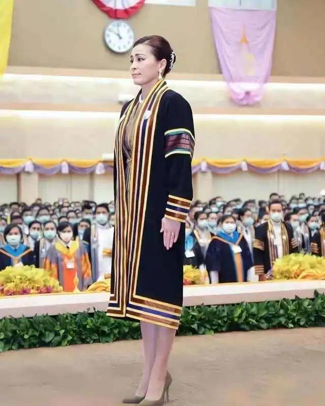 从空姐到泰国王后,苏提达上位除了靠貌美敢穿,还有这39个学位_手机