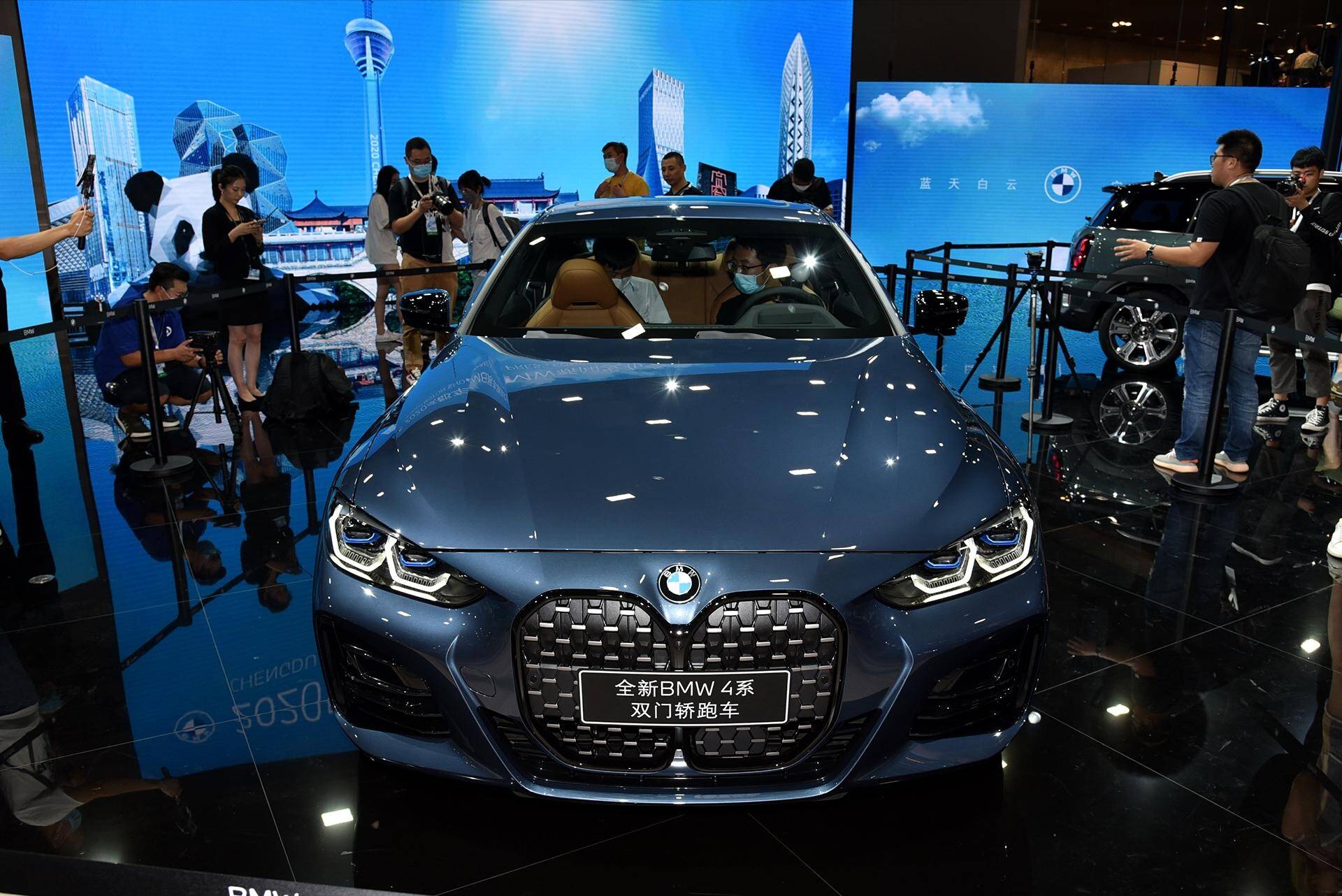 最新款宝马4系轿跑大鼻孔造型敞篷加速6秒比奥迪a5霸气