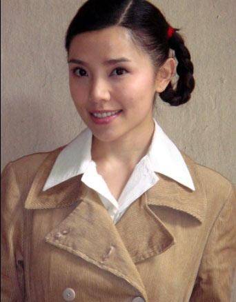 凭借《甄嬛传》走红,丈夫离世6年仍戴婚戒怀念,独自带娃生活_李佳璇