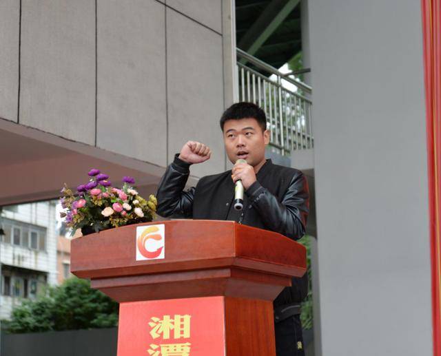 在全场欢快的气氛中,徐鑫成校长宣布凤凰中学迎校庆体育节正式开始!