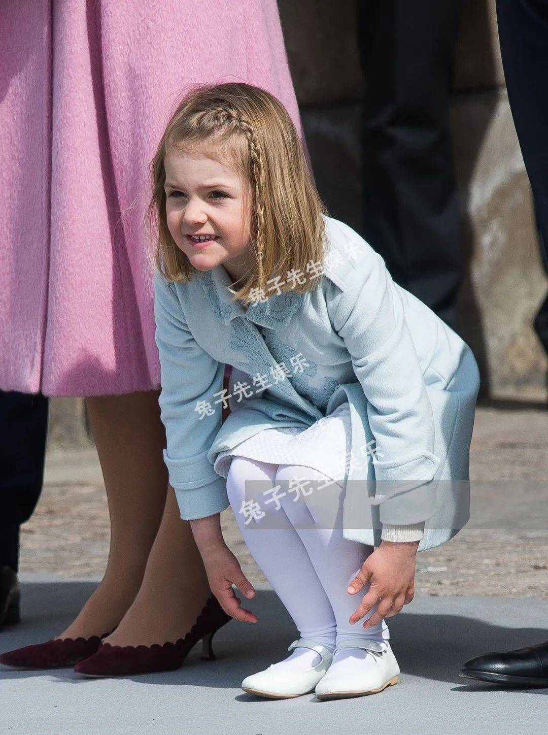 瑞典小公主难得乖巧一次,对镜头"比心"太甜,吐出舌头萌翻了!