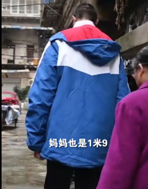 国内再现天赋男!14岁身高2米21,骨龄测试超2米30