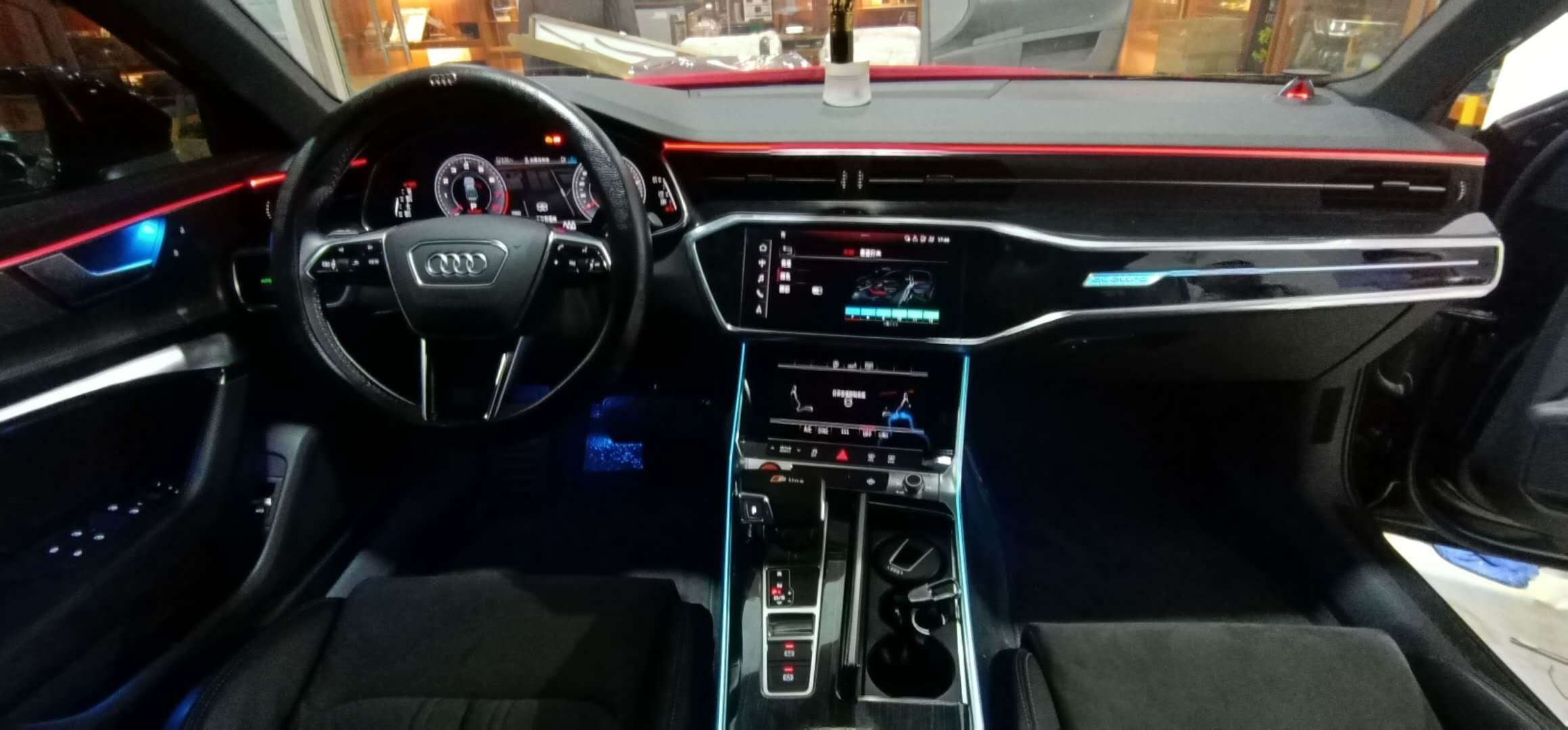 奥迪氛围灯升降高音贯穿尾灯