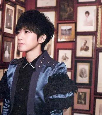 被粉丝亲昵地称为"京爷",声音也偏中性,出道初期的张芸京一直都是短发