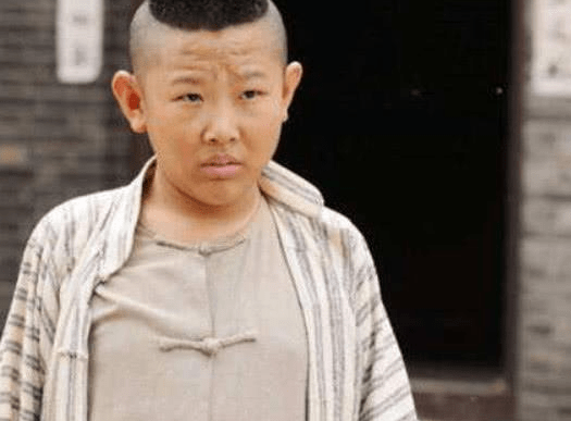 他被称为不老童星因早产停止发育今与娇妻同框像母子